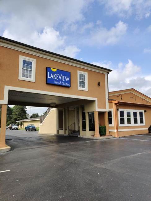 Lakeview Inn & Suites